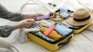 3 lucruri esențiale, o singură geantă: luxul rutinei de frumusețe care călătorește cu tine