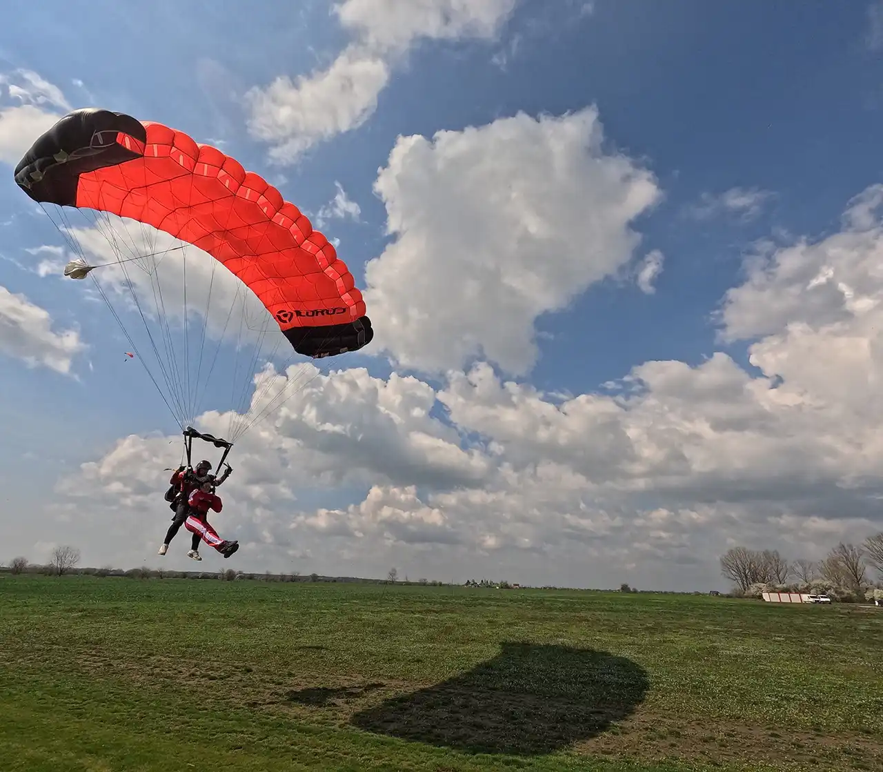 Sezonul de parașutism 2026 a &icirc;nceput la Clinceni: salturi cu parașuta &icirc;n tandem la 4000 de metri altitudine