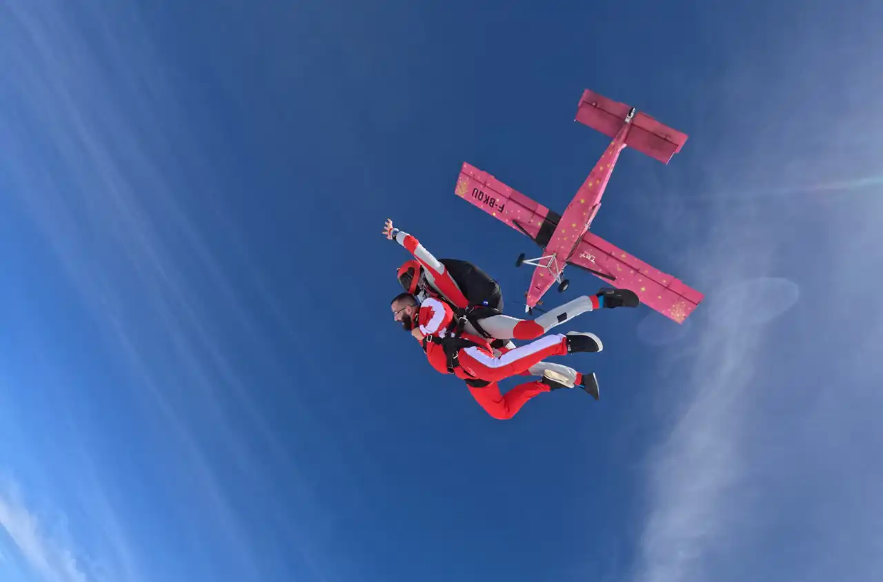 Sezonul de parașutism 2026 a &icirc;nceput la Clinceni: salturi cu parașuta &icirc;n tandem la 4000 de metri altitudine