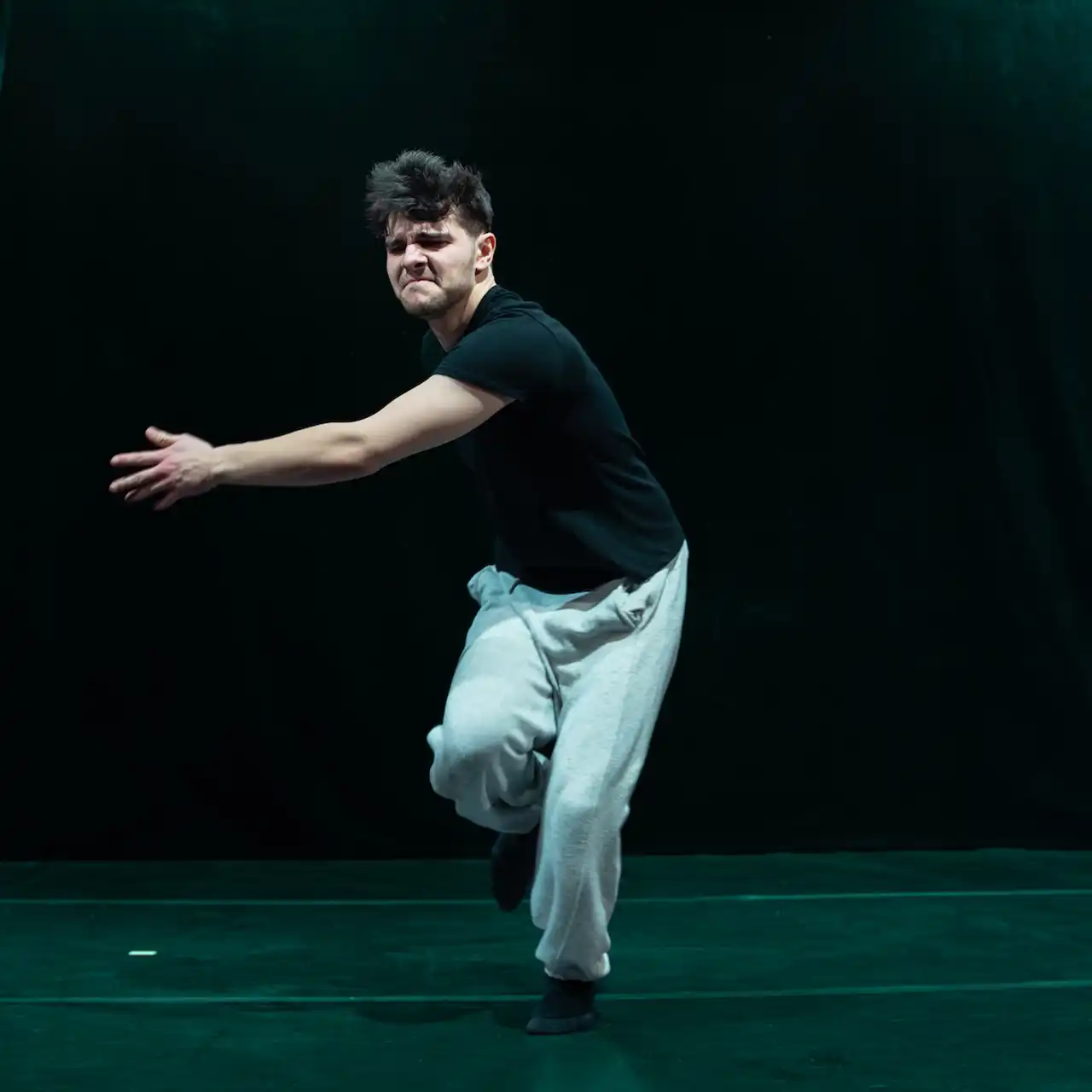 Despre libertate și iluzie: Vanner Collective explorează mecanismele manipulării &icirc;ntr-un nou spectacol cu premiera &icirc;n toamnă