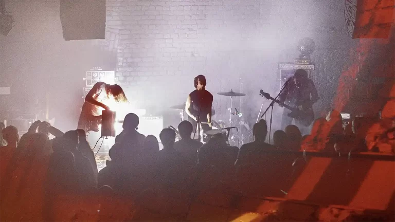 A Place To Bury Strangers (US) & Kontravoid (CA) revin la București pentru un show electrizant