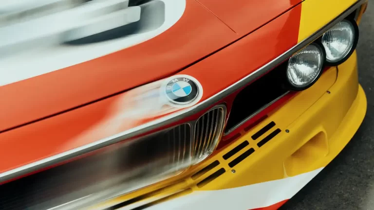 O lucrare de Alexander Calder „în mișcare”: primul BMW Art Car ajunge la București, în cadrul RAD Art Fair