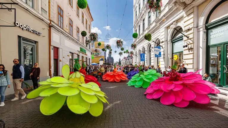 Spectacolul „Flori de Florii” a adus mii de oameni în centrul Timișoarei. Programul continuă cu noi evenimente pentru toate vârstele