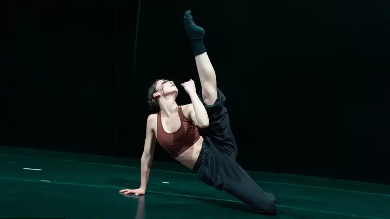 Despre libertate și iluzie: Vanner Collective explorează mecanismele manipulării într-un nou spectacol cu premiera în toamnă