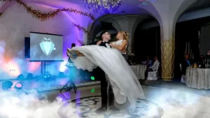 Formație sau DJ la nuntă: cum să alegi muzica perfectă pentru petrecerea ta? Sfaturi pentru viitorii miri în 2026