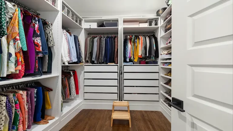 Dulapul bun într-un apartament mic: cum câștigi spațiu fără să-ți înghiți camera