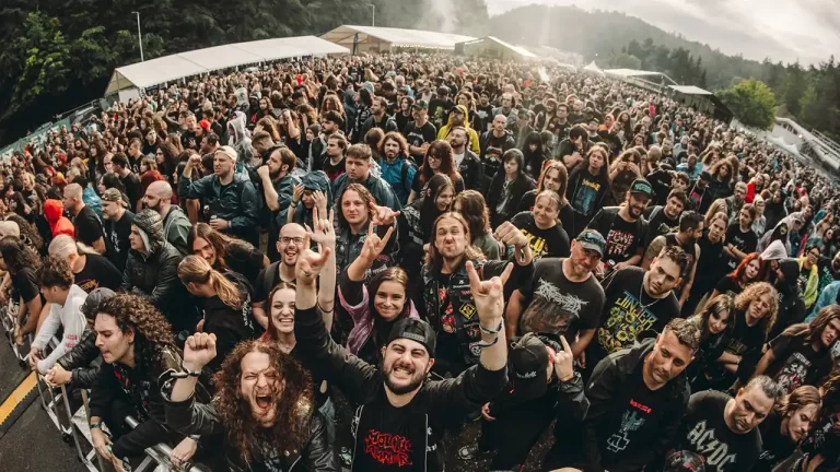 Rockstadt Extreme Fest alege creativitatea umană pentru merch-ul din 2026, și interzice AI-ul
