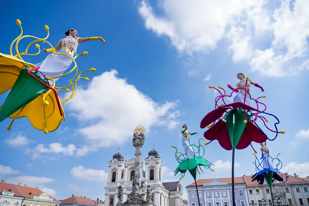 Spectacolul „Flori de Florii” a adus mii de oameni în centrul Timișoarei. Programul continuă cu noi evenimente pentru toate vârstele