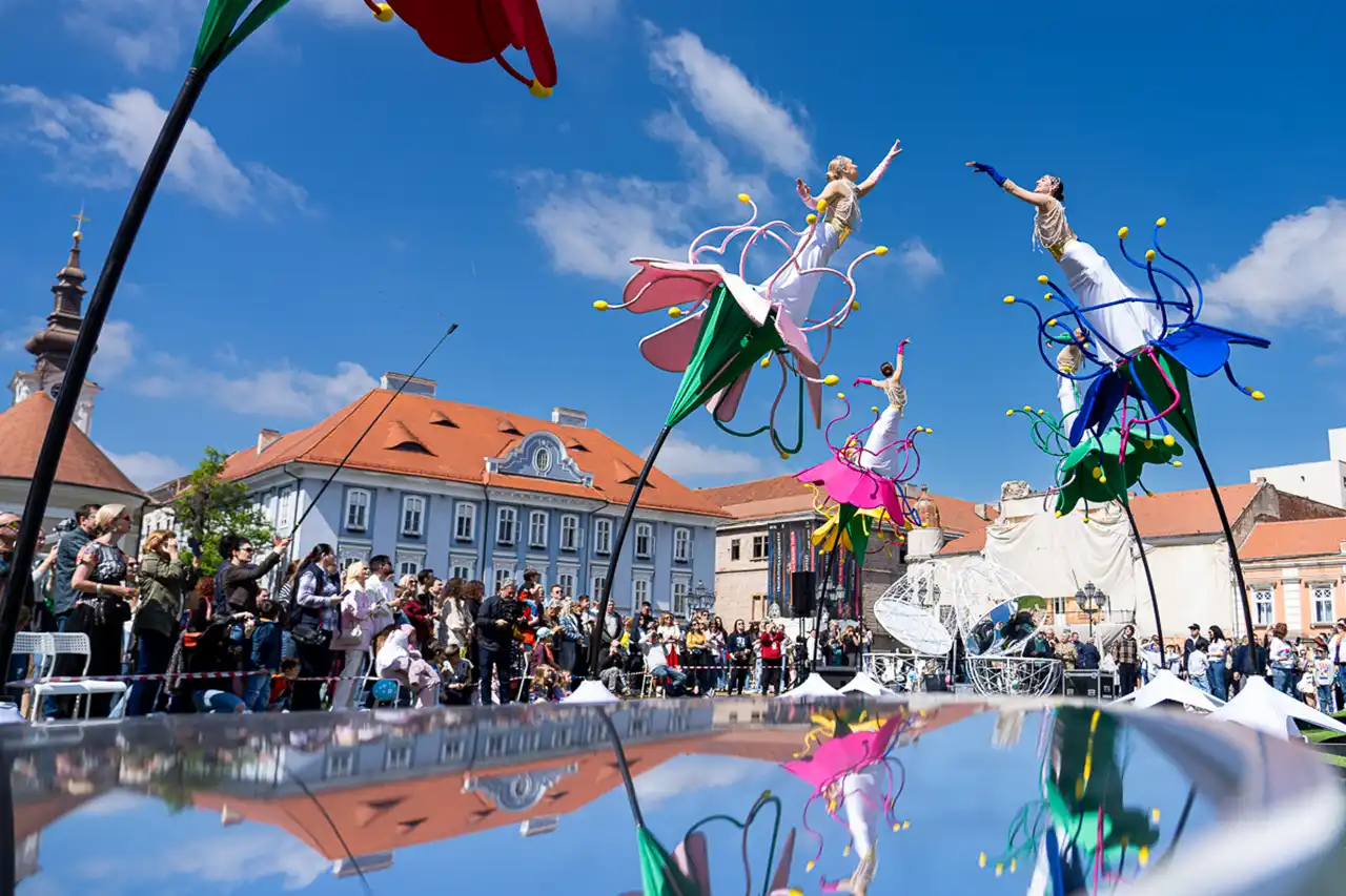 Spectacolul „Flori de Florii” a adus mii de oameni în centrul Timișoarei. Programul continuă cu noi evenimente pentru toate vârstele