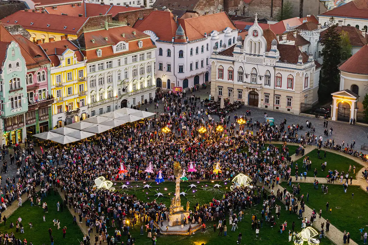 Spectacolul „Flori de Florii” a adus mii de oameni în centrul Timișoarei. Programul continuă cu noi evenimente pentru toate vârstele