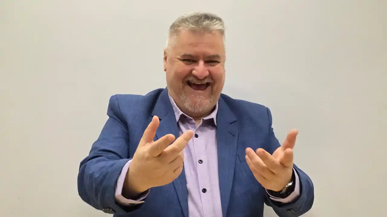 Cronică de Spectacol. R&acirc;z&acirc;nd la noi &icirc;nșine