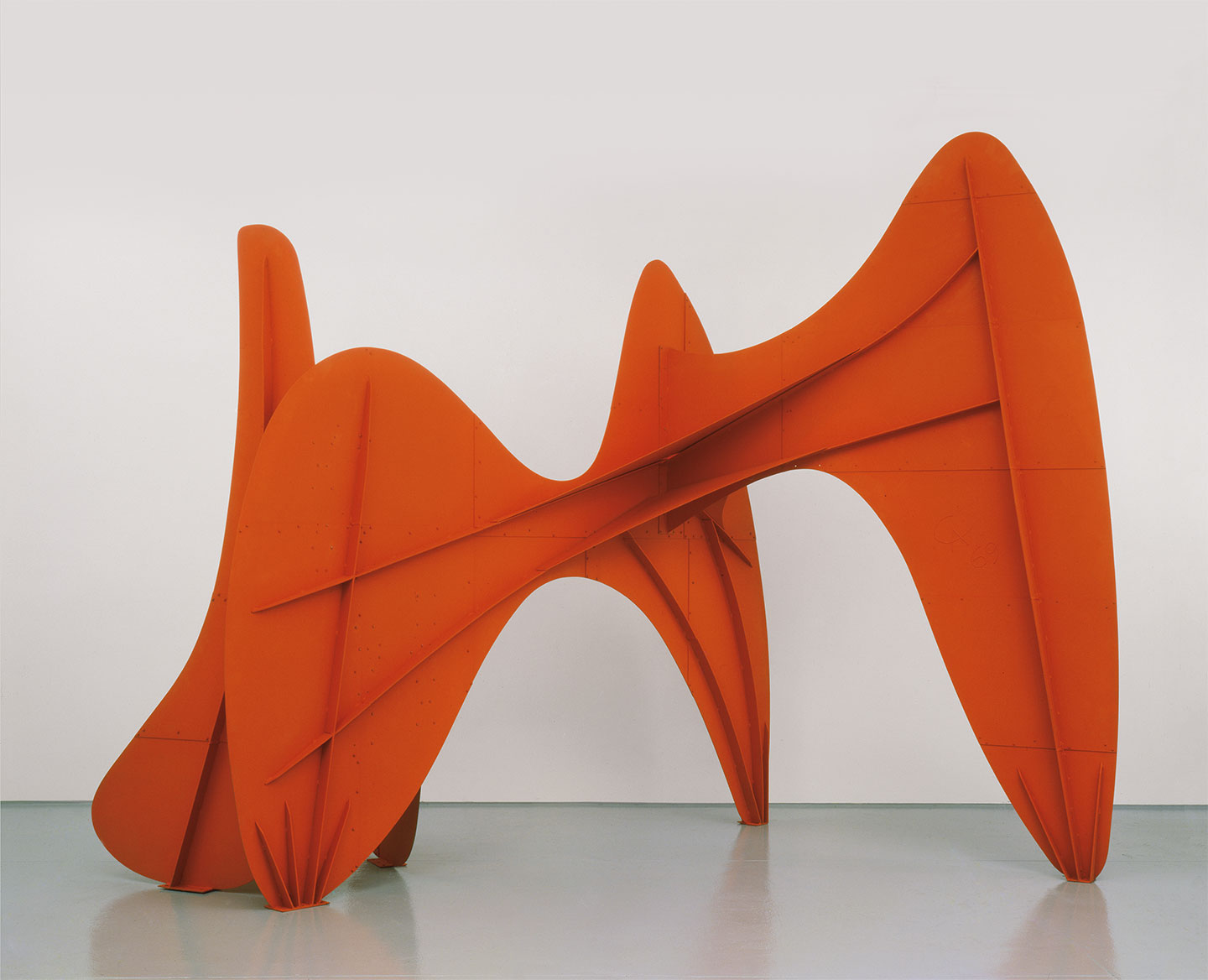 Sculptura cinetica realizata de ALEXANDER CALDER