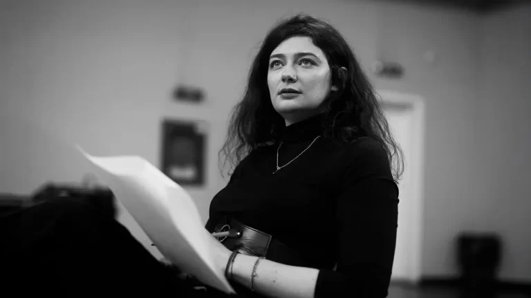 Repetiții Ora Zero portret al tinerei dramaturge şi regizoare IULIA GRIGORIU