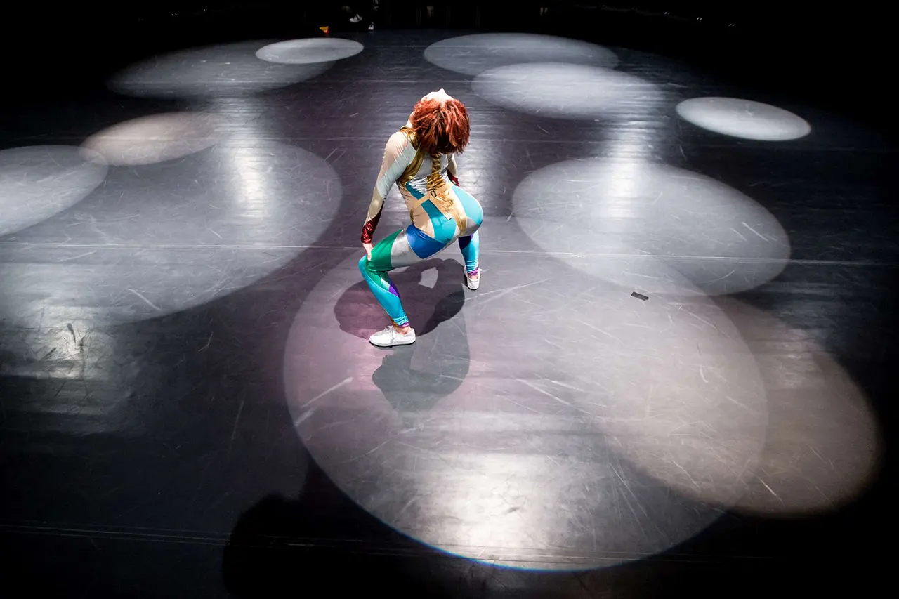 “I NEVER FALL APART, BECAUSE I NEVER FALL TOGETHER”, 2014 (coregrafie: Anna Nowicka, lumini: Joanna Leśnierowska)