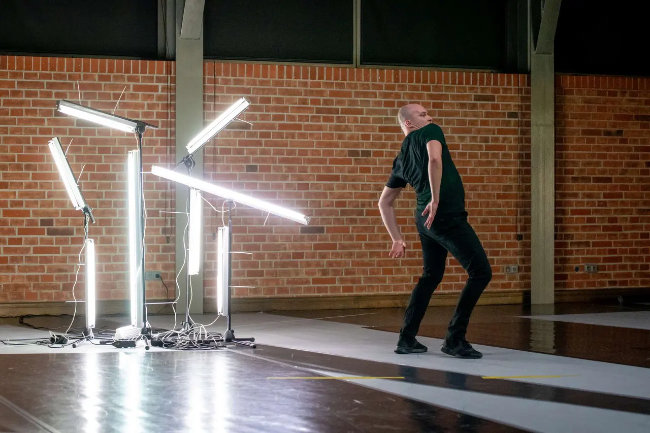 “KODA (A TRIBUTE)” (coregrafie: JOANNA LEŚNIEROWSKA & Janusz Orlik, spaţiu & lumini: Joanna Leśnierowska), 2019