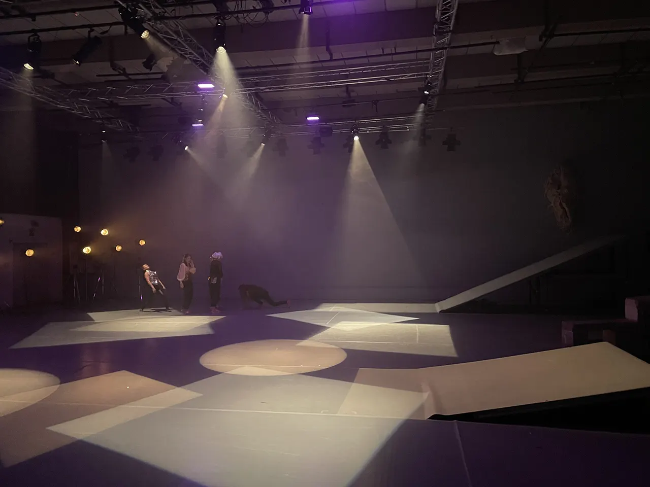 “AS LONG AS WE DANCE”, 2022 coregrafie: Renata Piotrowska-Auffret, lumini: Joanna Leśnierowska
