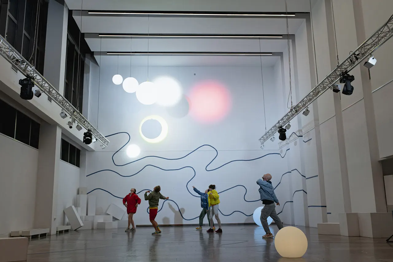 “ROOMS BY THE SEA. EXERCISES IN LISTENING”, 2024 concept/coregrafie/imagini&spaţiu: JOANNA LEŚNIEROWSKA