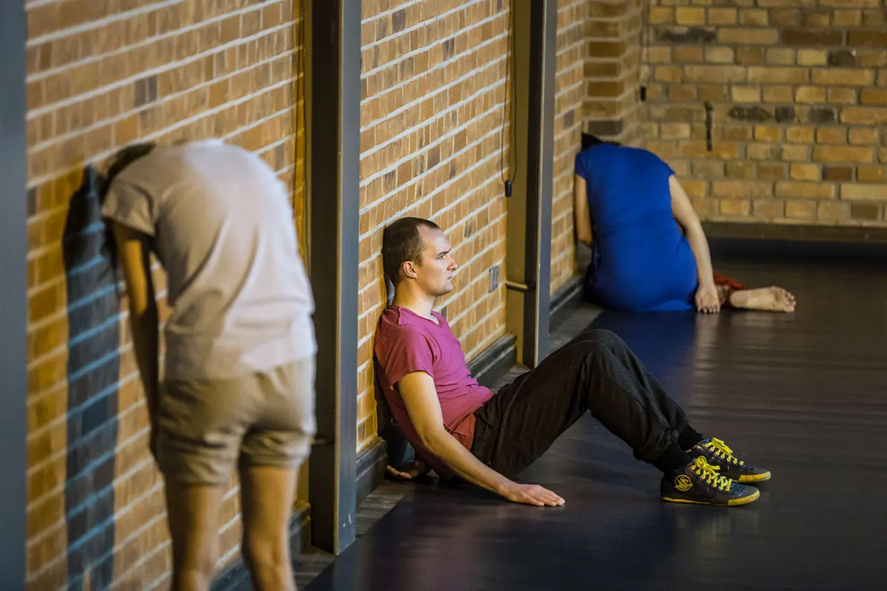 “...(ROOMS BY THE SEA)” from “EXERCISES IN LOOKING” series, 2014 (dramaturgie/coregrafie/lumini: JOANNA LEŚNIEROWSKA)