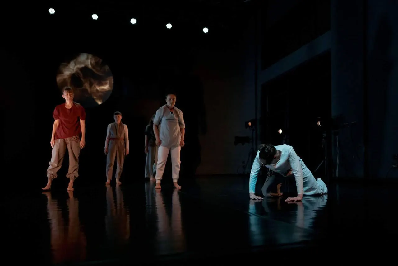 “WHISPERING THE SUN” (coregrafie: Inna Aslamova, dramaturgie: Joanna Leśnierowska), 2024