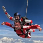 Sezonul de parașutism 2026 a început la Clinceni: salturi cu parașuta în tandem la 4000 de metri altitudine