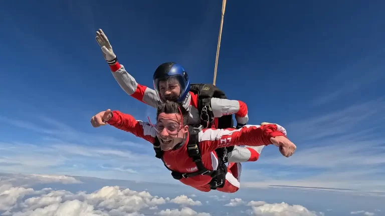 Sezonul de parașutism 2026 a început la Clinceni: salturi cu parașuta în tandem la 4000 de metri altitudine