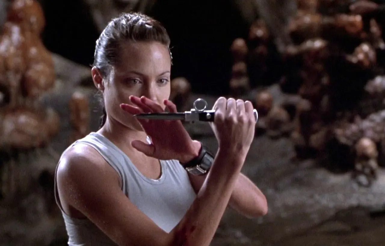 jocuri video pe marile ecrane lara croft - Angelina Jolie in Lara Croft: Tomb Raider (2001)