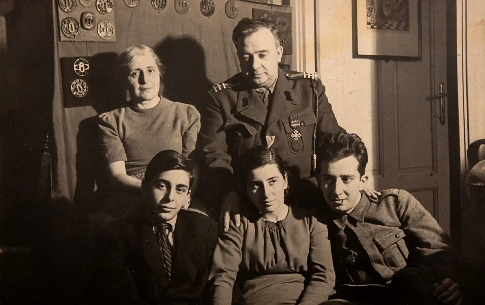 Poză cu Alexandra si Barbu Slatineanu (randul de sus), alaturi de copiii lor Barbu, Sandra si Stroe (randul de jos, de la stanga la dreapta), anii 1940, colectia familiei Slatineanu copy