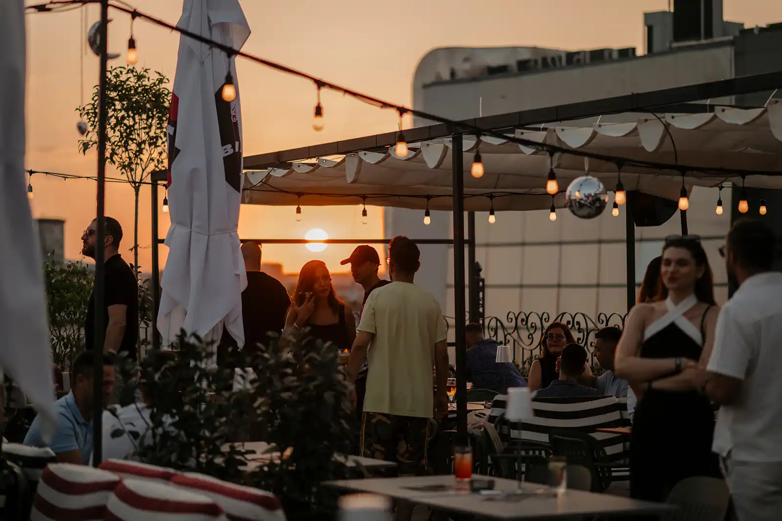 BARTINI Rooftop, primul Martini Cocktail Bar din România, redeschide terasa la capacitate completă