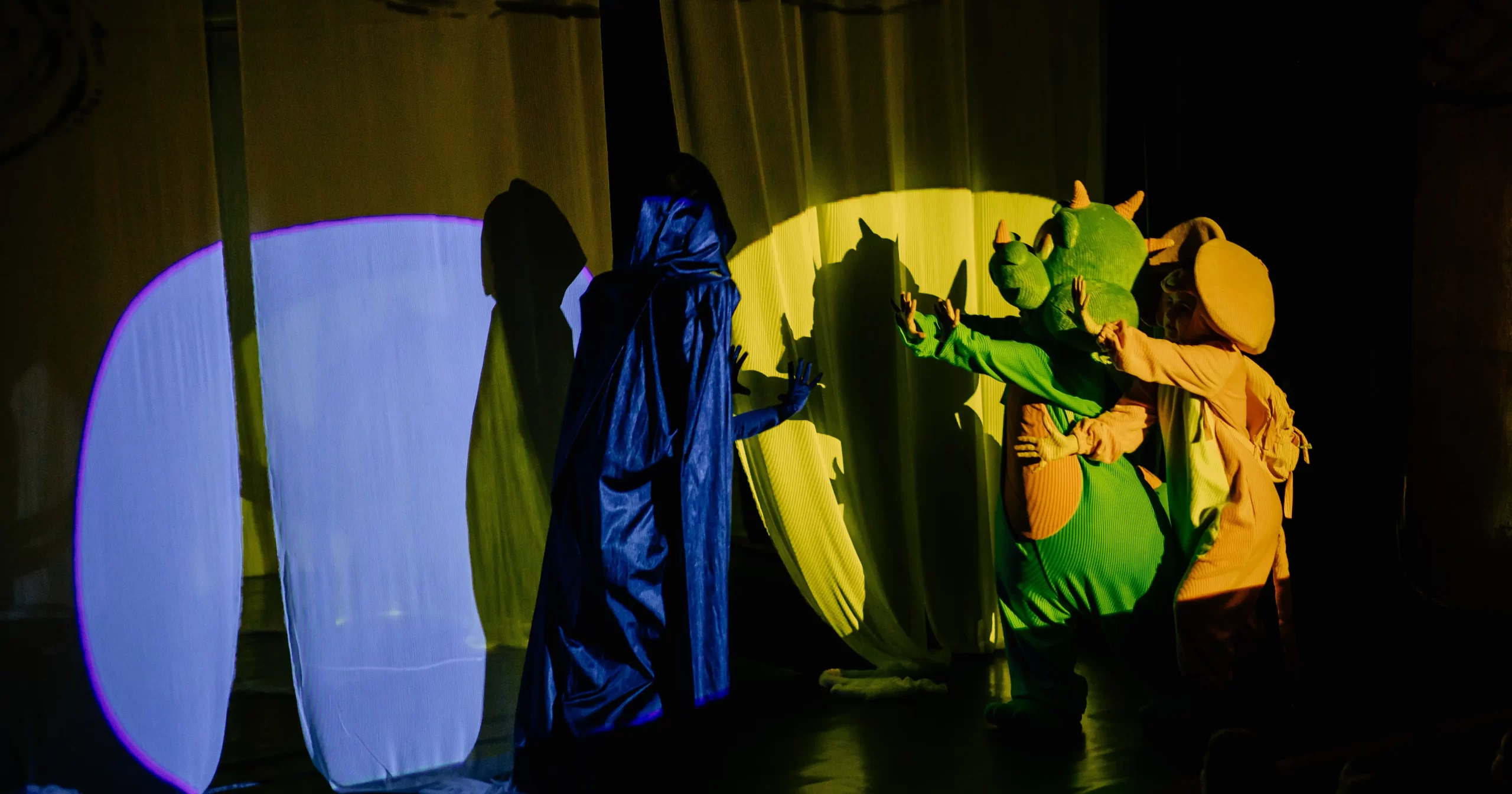 Asociația Tzitzi-Poc continuă campania „Susține un copil să meargă la teatru gratuit”, prin care oferă acces la spectacole copiilor din medii vulnerabile