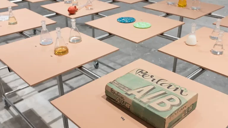 FABER prezintă expoziția „Legături Chimice”, curatoriată de Martina Muzi, la prima ediție a București Design Festival