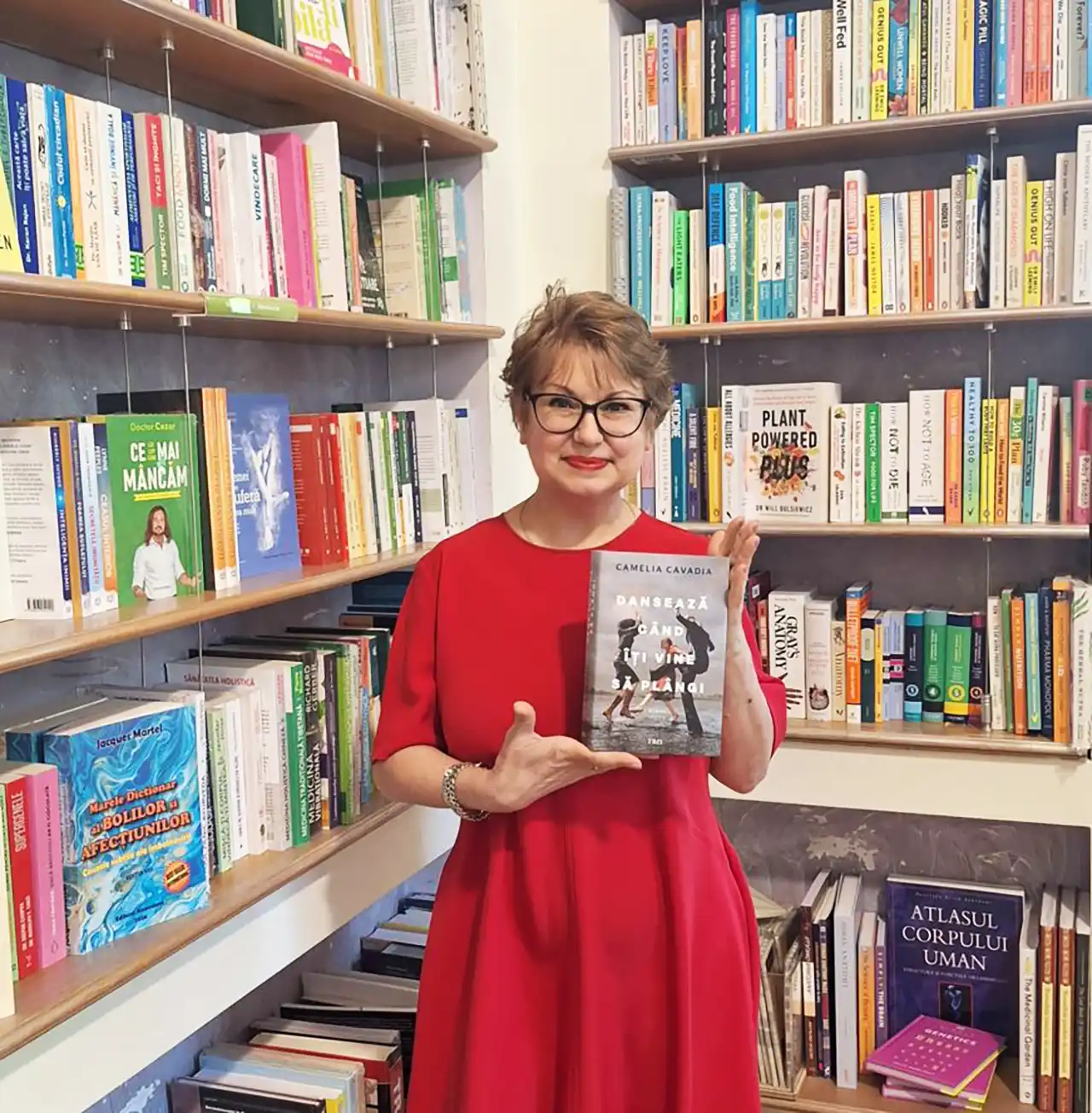 Editura Trei anunță lansarea romanului Dansează c&acirc;nd &icirc;ți vine să pl&acirc;ngi, de Camelia Cavadia, un roman despre prietenie și pierdere
