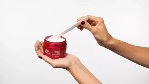 Părul relaxat îți dă bătăi de cap? Urmează acești 8 pași pentru a-l repara