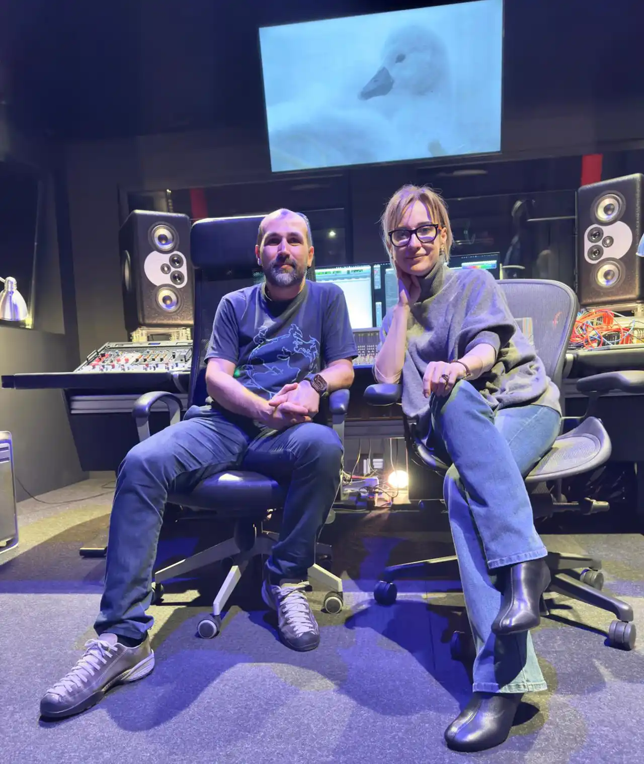 Poză din studio cu Dan Dinu și Medeea Marinescu