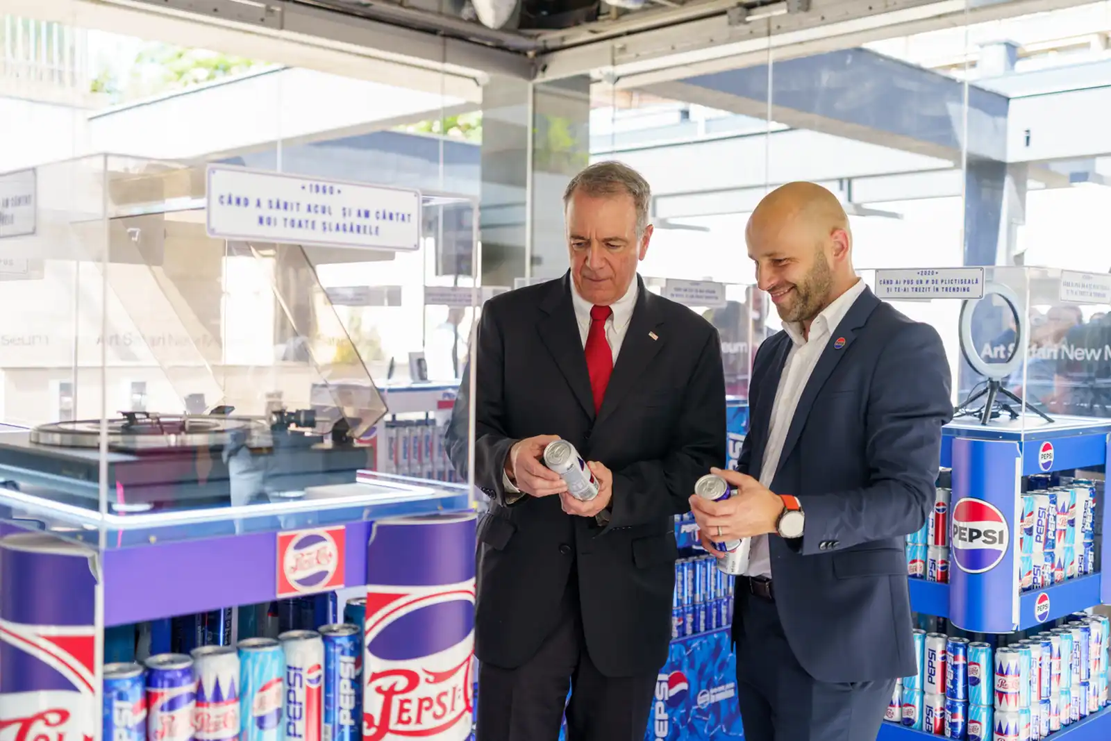 poza Darryl Nirenberg, Ambasadorul SUA în România, și Radu Berevoescu, General Manager, PepsiCo East Balkans