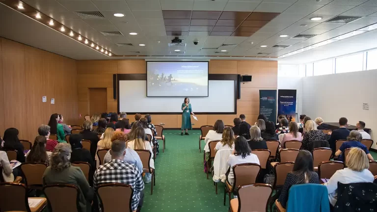 Conferința „Arhitectura Școlilor Active” a adus împreună profesorii din județul Brașov pentru soluții aplicate în prevenirea abandonului școlar