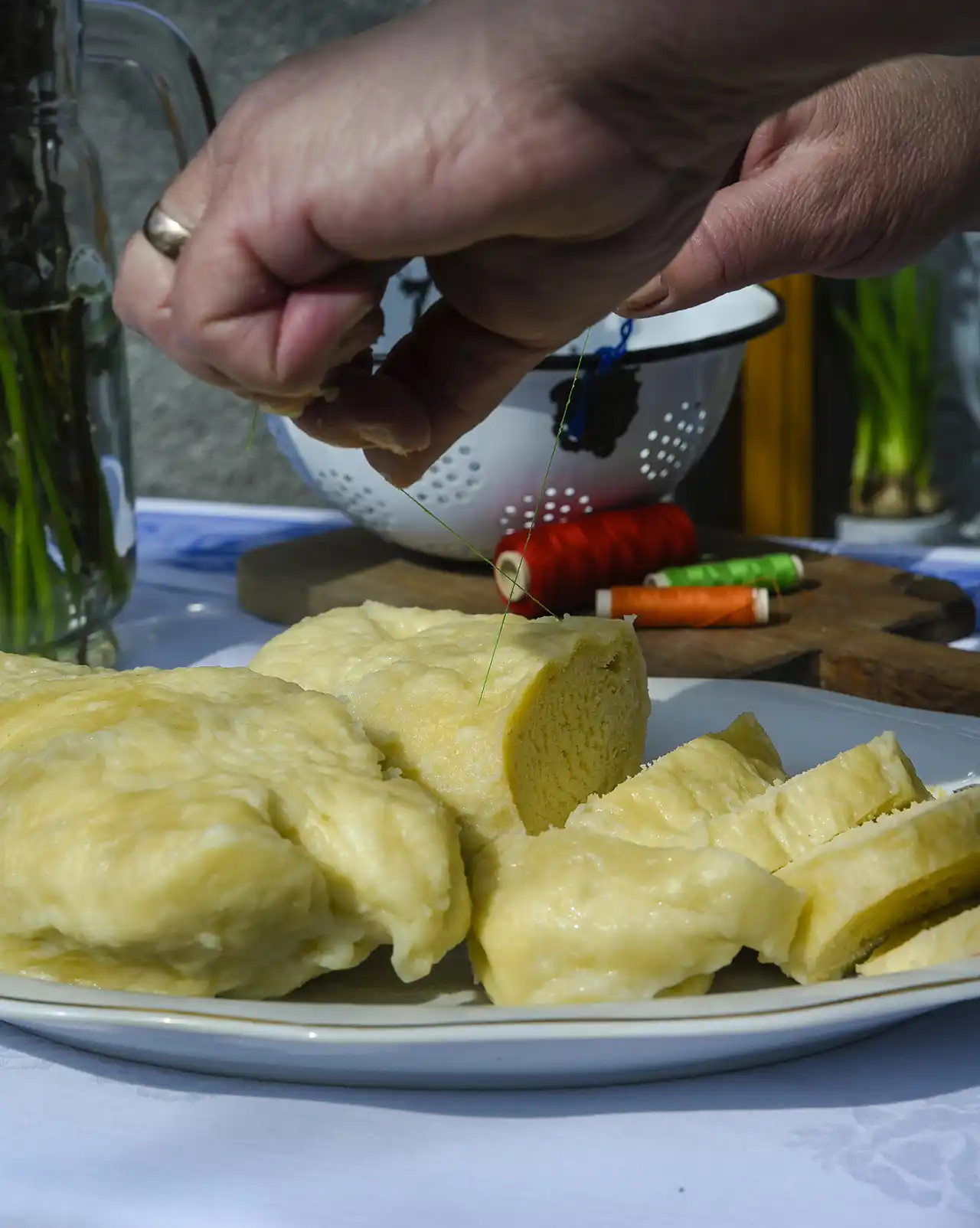 Poza Franzela pe aburi a cehilor din Banat - arhiva Romana Rista - Fata care gateste cu flori