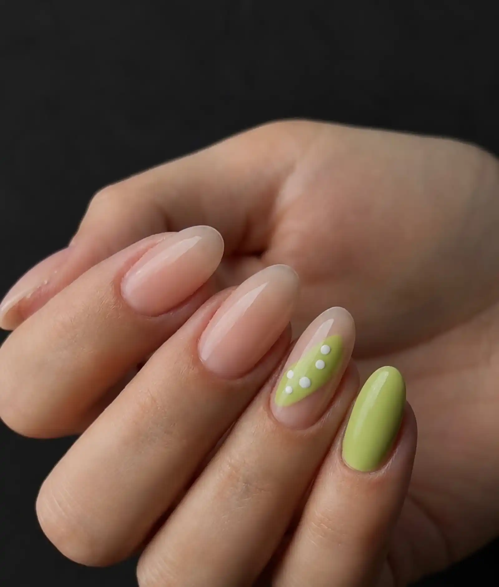 Manichiură în tendințe realizată de Mari Luca - Nail Specialist OPI