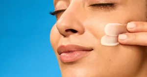 Glow fără exces: cum arată rutina de skincare a verii 2026