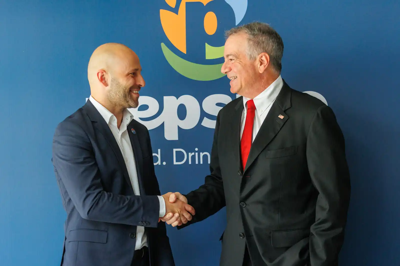 poza Radu Berevoescu, General Manager, PepsiCo East Balkans, și Darryl Nirenberg, Ambasadorul Statelor Unite ale Americii în România