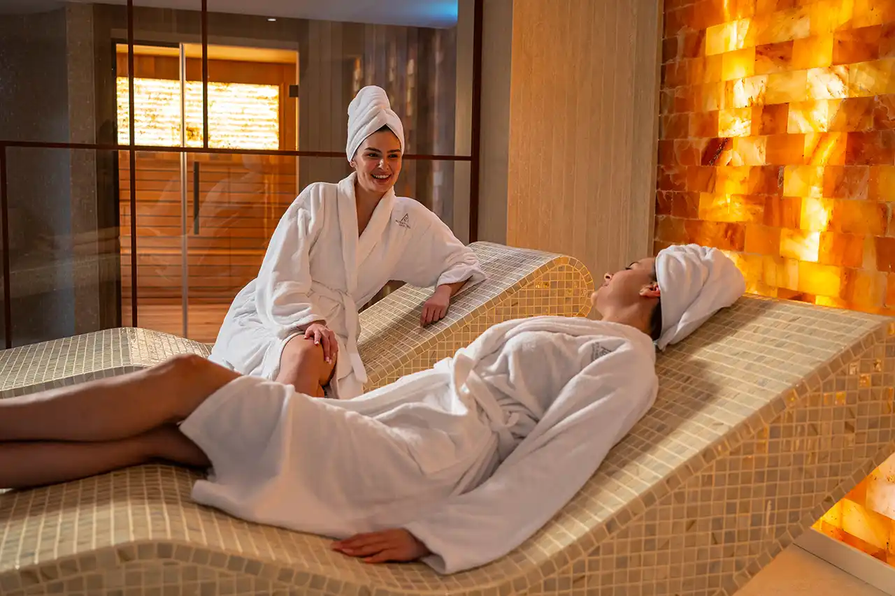 Poza cu două femei la saună - Reemora Spa in cadrul Hotelului Alexandrion Experience