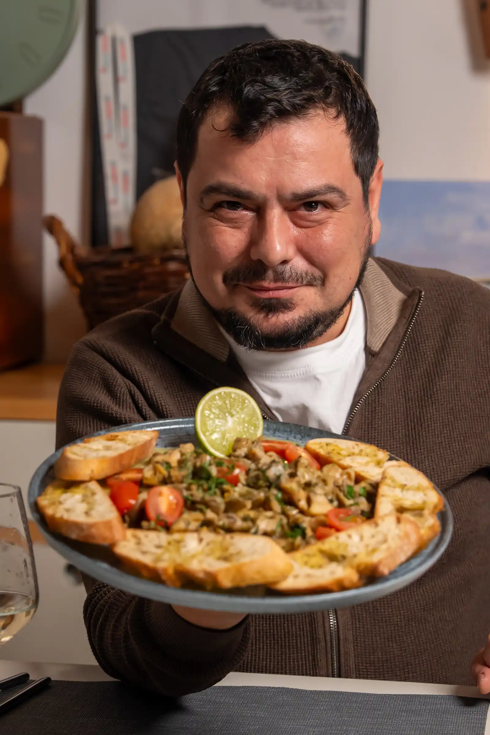 La noi și BĂTAIA se MĂNÂNCĂ – manifest gastronomic împotriva violenței, proiectul social prin care mâncarea se transformă în fapte bune