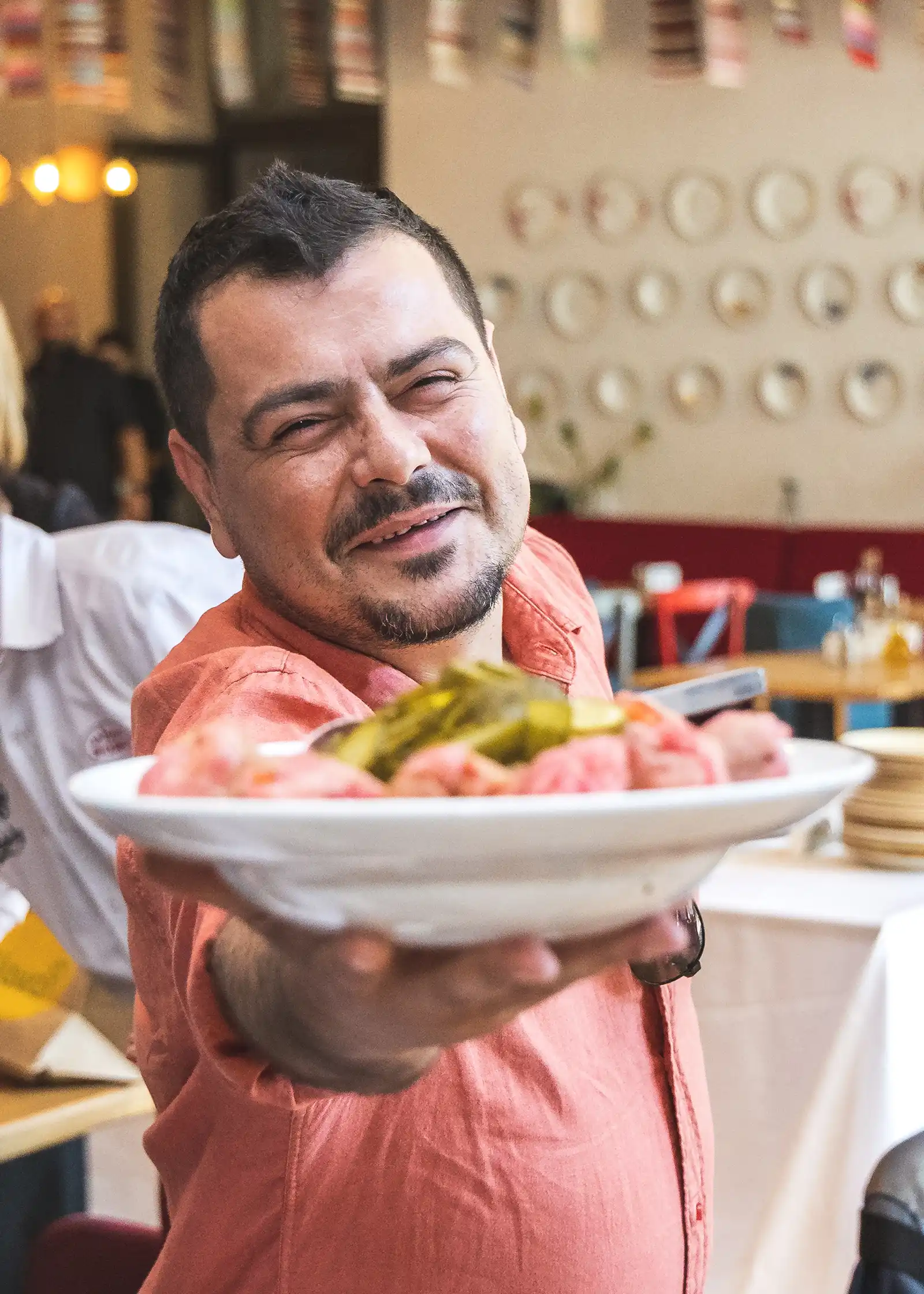 La noi și BĂTAIA se MĂNÂNCĂ – manifest gastronomic împotriva violenței, proiectul social prin care mâncarea se transformă în fapte bune