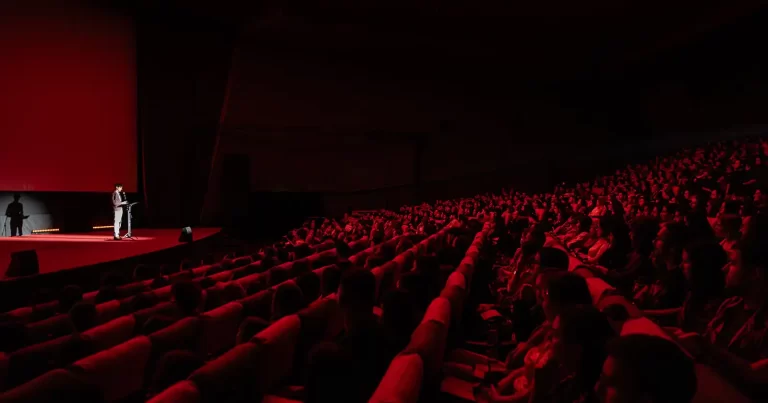 Spectacolul „Oamenii Dreptății” ajunge din nou la Cluj-Napoca:  voci curajoase spun povești despre dreptate pe 28 mai