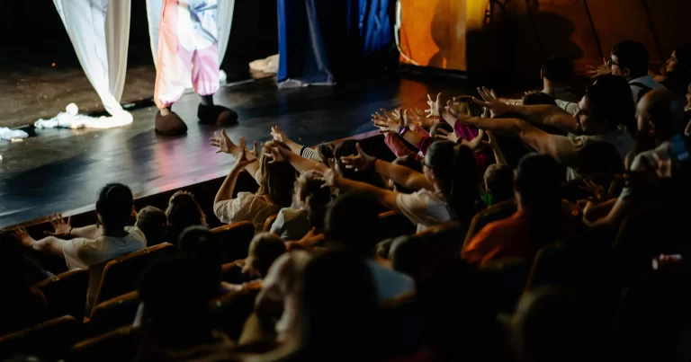 Asociația Tzitzi-Poc continuă campania „Susține un copil să meargă la teatru gratuit”, prin care oferă acces la spectacole copiilor din medii vulnerabile