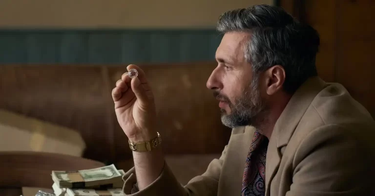 Actorul român Dragoș Bucur joacă în noul thriller semnat de regizorul nominalizat la Oscar David Mackenzie: „FUZE: Diversiune explozivă”, din 26 mai în cinematografe