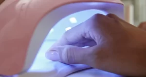 Cum alegi lampa UV care usucă rapid și nu arde pielea