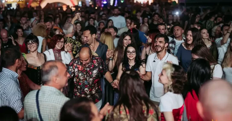 Trei zile de muzică, dans și apusuri pe Lacul Tei: Balkanik Festival revine între 28–30 august