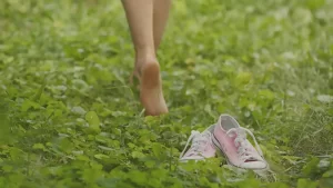 Ce se întâmplă cu picioarele și corpul tău din cauza încălțămintei convenționale
