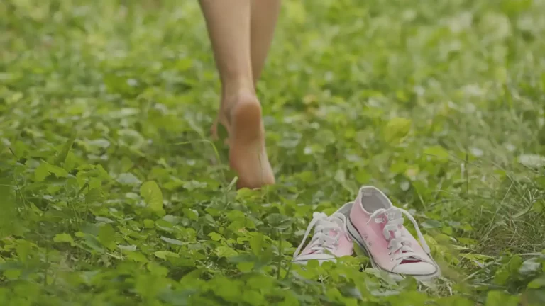 Ce se întâmplă cu picioarele și corpul tău din cauza încălțămintei convenționale