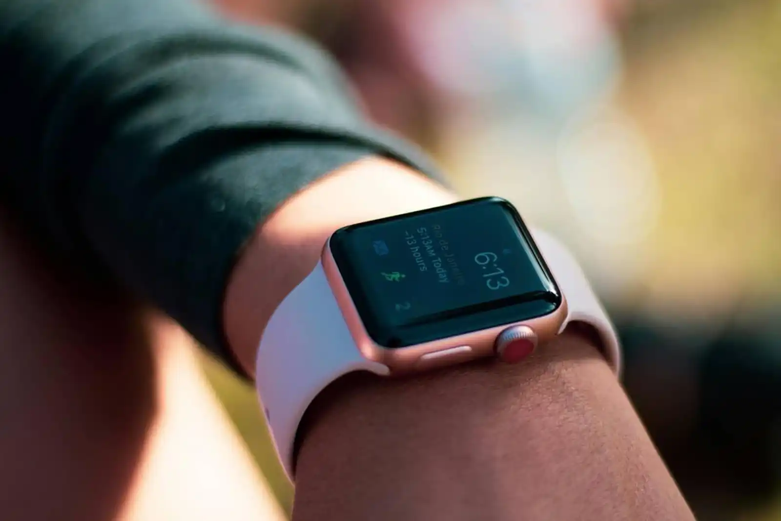 Apple Watch SE vechi vs. nou: merită upgrade-ul la ultima generație în 2026?